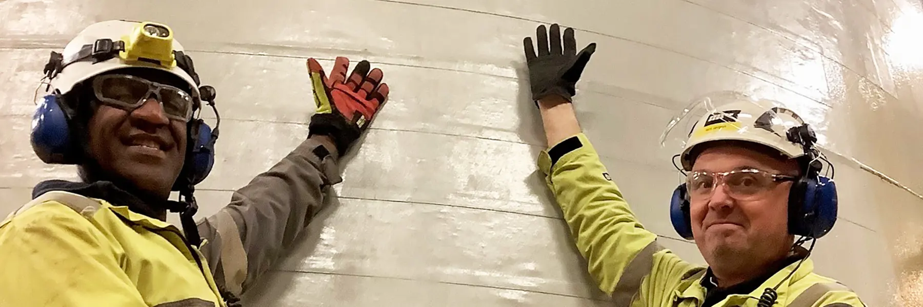 Overflateformann Umer Genemo Duri og Arbeidsleder Lars Jørgen Persson viser stolt frem tankjobben. Foto: Beerenberg.