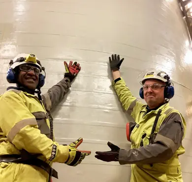 Overflateformann Umer Genemo Duri og Arbeidsleder Lars Jørgen Persson viser stolt frem tankjobben. Foto: Beerenberg.