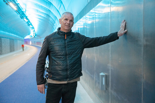 Arild Tveit viser frem lydisoleringsplatene i tunnelen. Foto: Beerenberg.