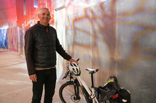 Arild Tveit er godt fornøyd med lydisoleringen i gang- og sykkeltunnelen. Foto: Beerenberg.