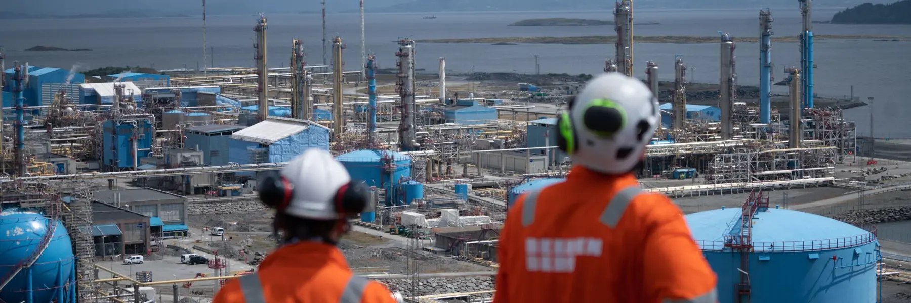 Two Beerenberg employees looks at the Kårstø plant. Foto: Beerenberg.