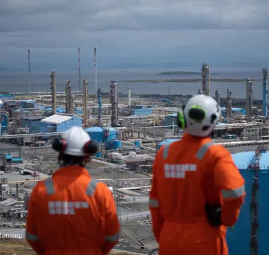 Two Beerenberg employees looks at the Kårstø plant. Foto: Beerenberg.