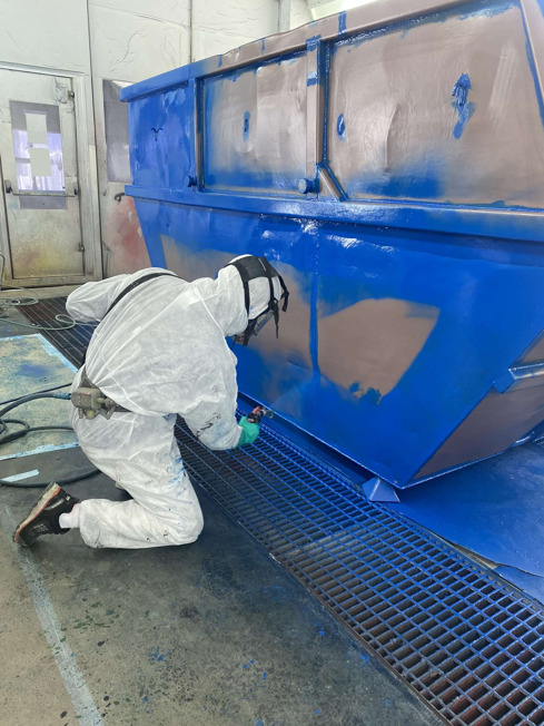 Gabriel har fagbrev som industrimaler