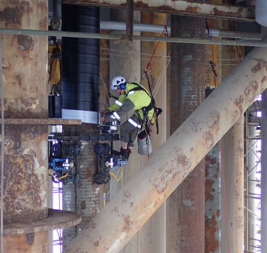 The pipe-climbing robot Icarus ensures automatic application of corrosion protection, which streamlines maintenance work and reduces challenging and burdensome work tasks.