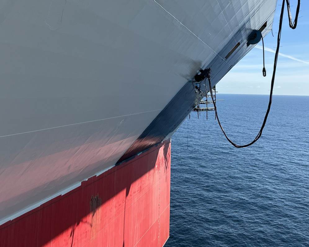 Robotisert maling på Yme setter ny standard for offshore vedlikehold. Her ser vi Roboten Proteus Safe male skipssidens bratte overheng.  