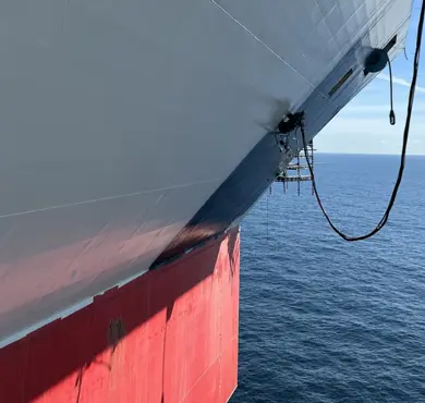 Robotisert maling på Yme setter ny standard for offshore vedlikehold. Her ser vi Roboten Proteus Safe male skipssidens bratte overheng.  