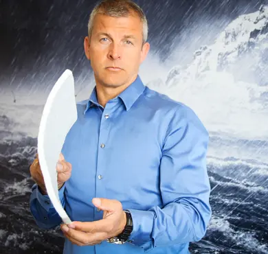 SVP Business Development Geir Harris shows the aerogel material. Photo: Beerenberg.